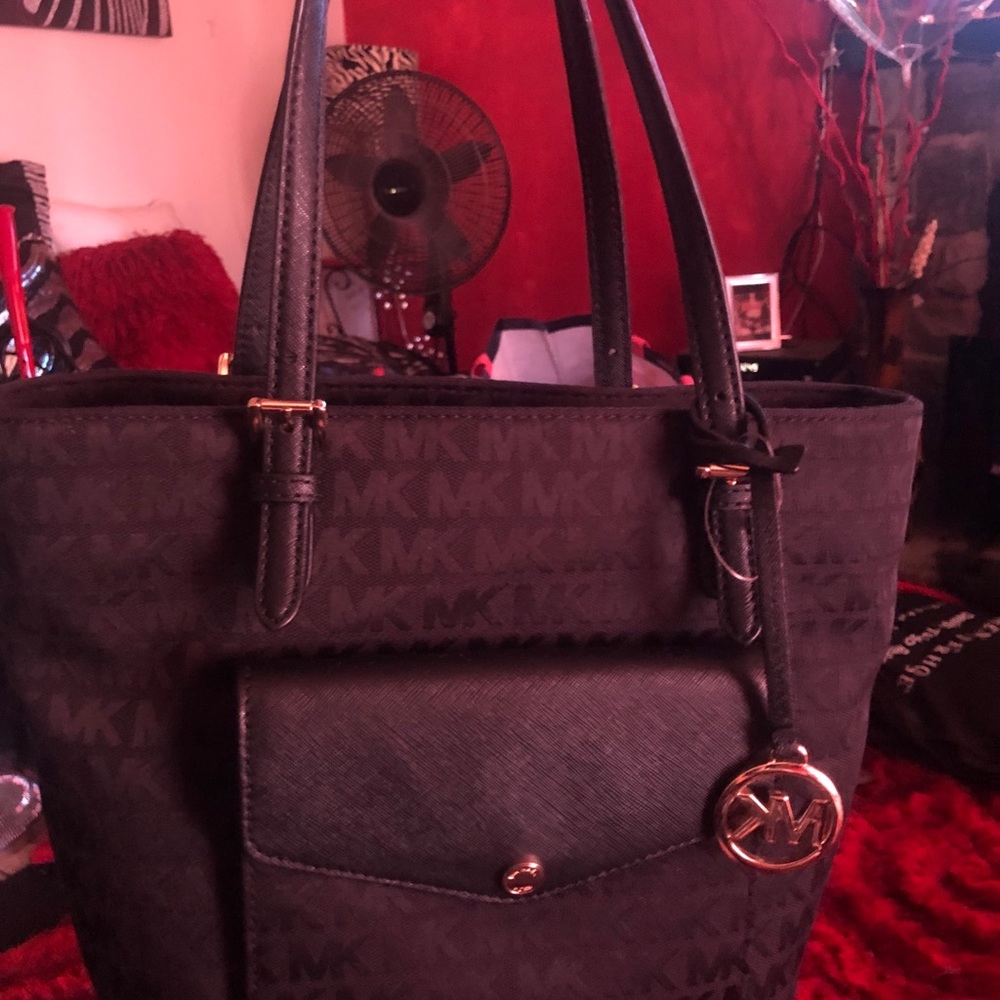 I no longer need purse I bought a different one.